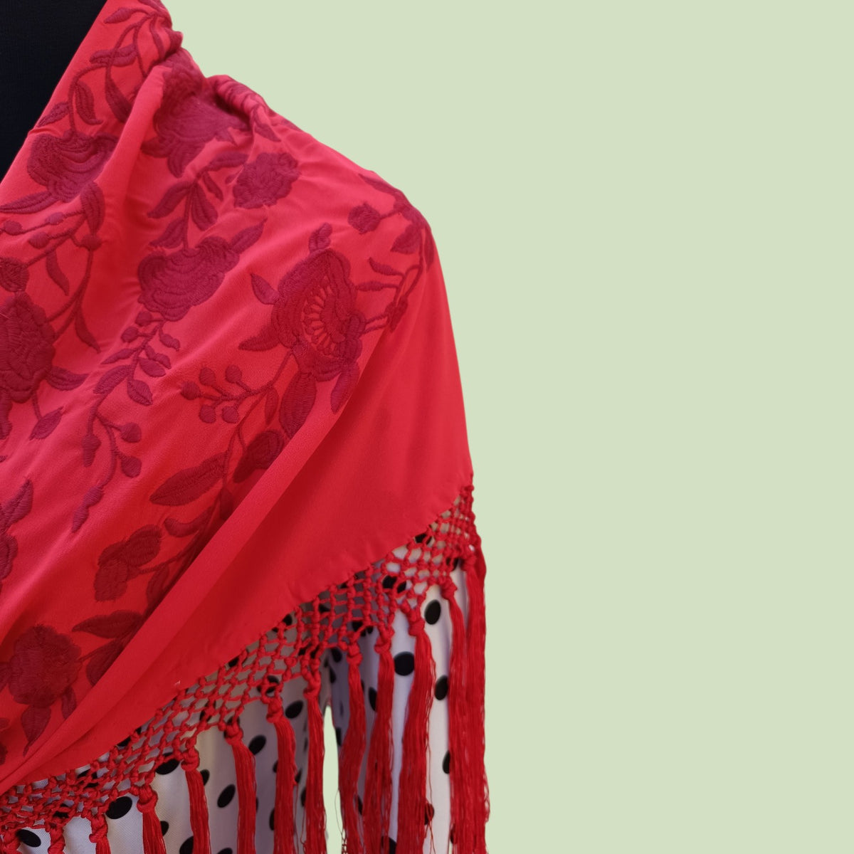 Mantón rojo bordado en granate