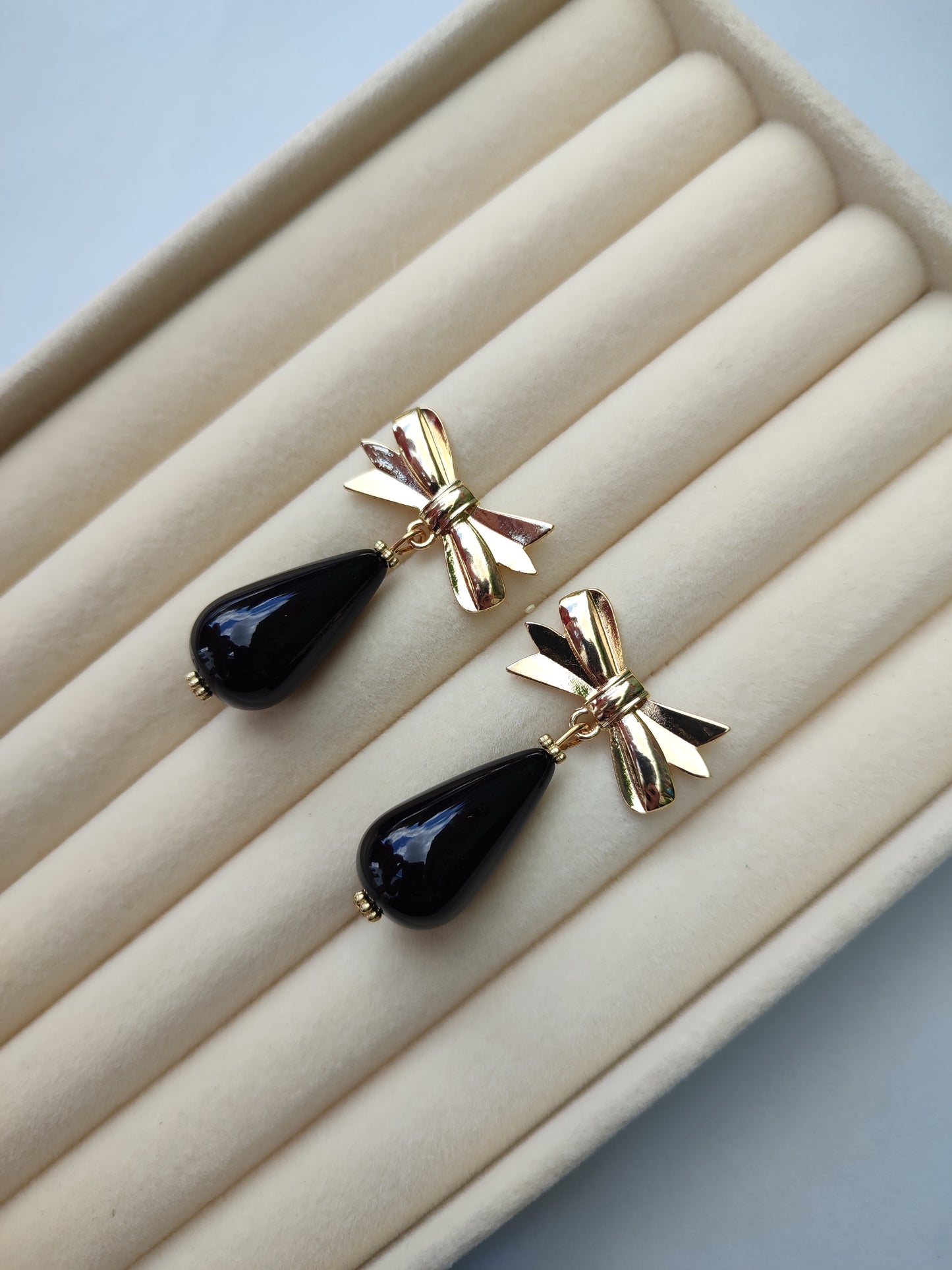 Pendientes lacito negro